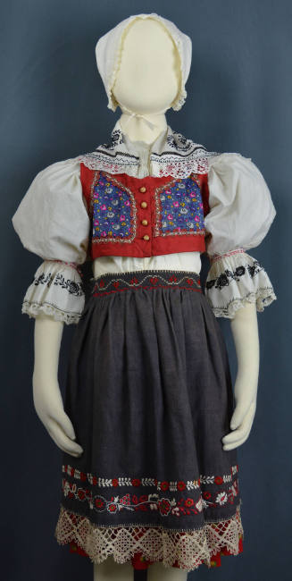 Girl's kroj, Kyjov, Moravia, 1915-1925
The skirt was made in the USA in 1975.