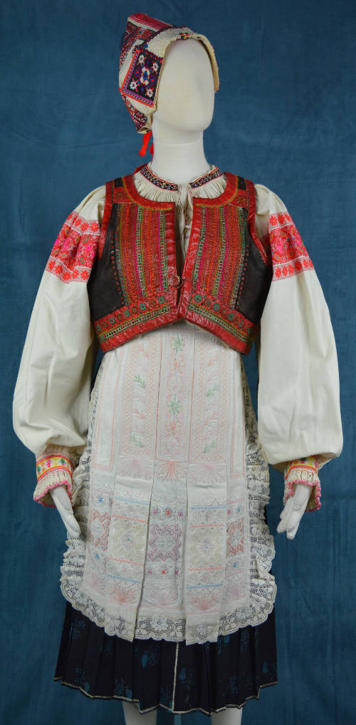 Woman's kroj, Hel'pa, Slovakia, 1920-1970
