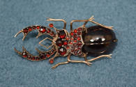 Garnet pin, 1900-1909