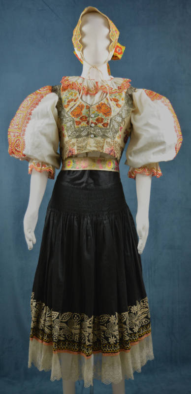 Woman's kroj, Piešt’any, Slovakia, 1920-1935